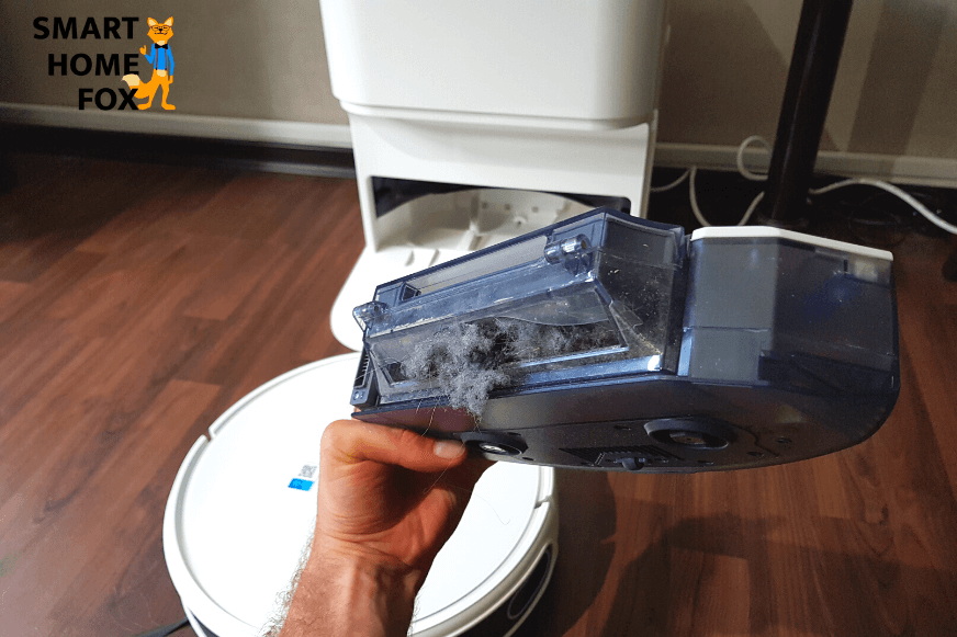 Пылесборник робота-пылесоса Yeedi Mop заполнен грязью до краев